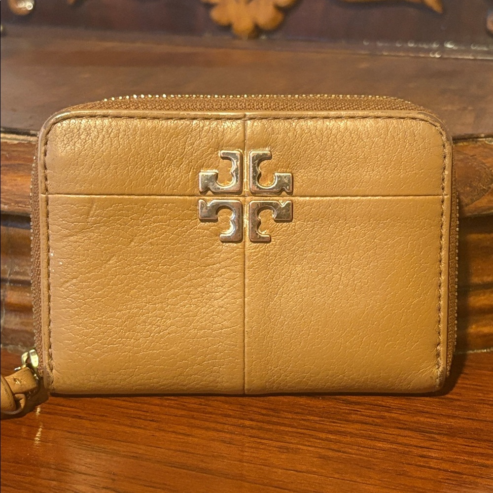 Tory Burch Pebbled Leather Zip Wallet in Saddle